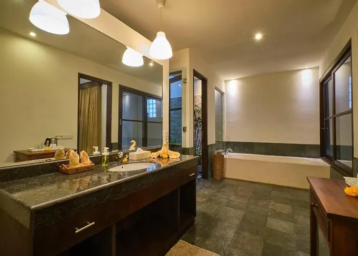 Villa Saraswati Ubud - 5Br Balinese Elegance With Pool And Temple Views Villa *